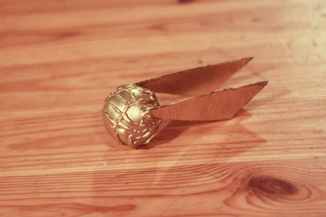 golden-snitch-ornament-diy-harry-potter-craft (12)