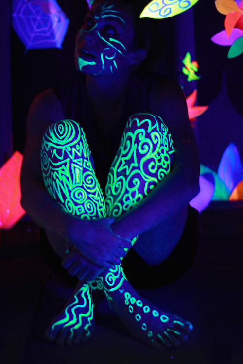 DIY Glow in the dark highlighter tutorial - Epic fort 2014